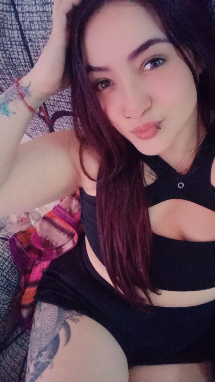 BELLA Y MORBOSA LATINA MUY JUGUETONA