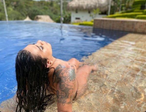 Guarra dominante fiestera en la sagrada familia disponible