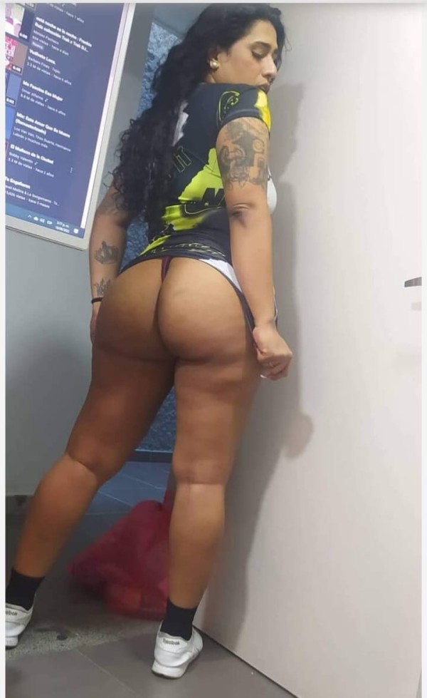 Guarra dominante fiestera en la sagrada familia disponible