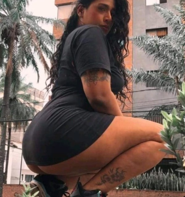 Guarra dominante fiestera en la sagrada familia disponible