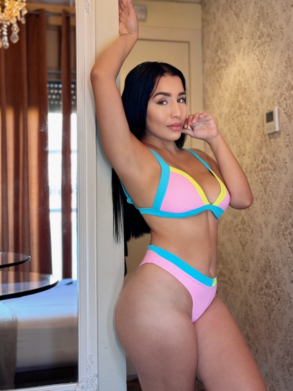 Novedad  Bella y real jovencita latina, disponible para hombres solventes