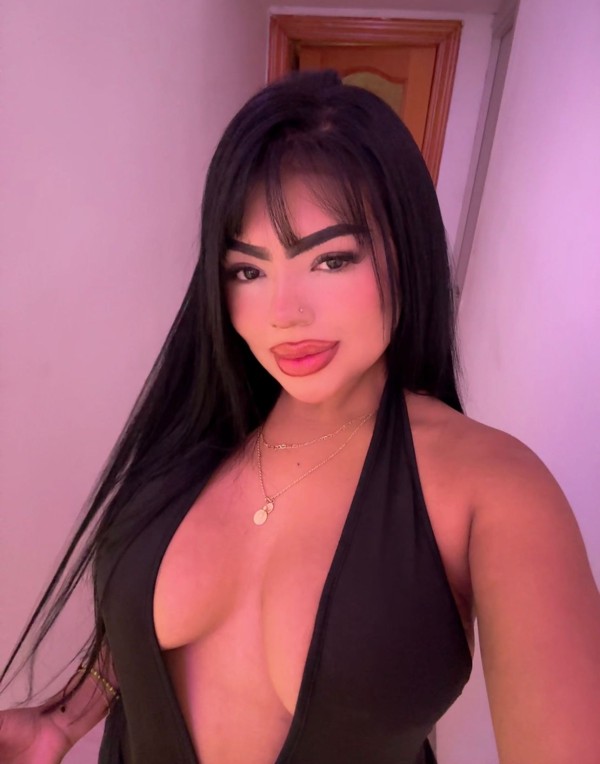 Jovencita con cara de ángel y una diabla en la cama