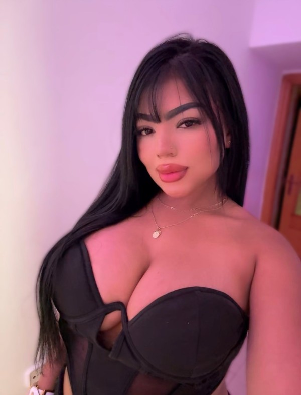 Jovencita con cara de ángel y una diabla en la cama