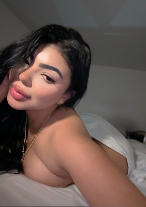 Jovencita con cara de ángel y una diabla en la cama