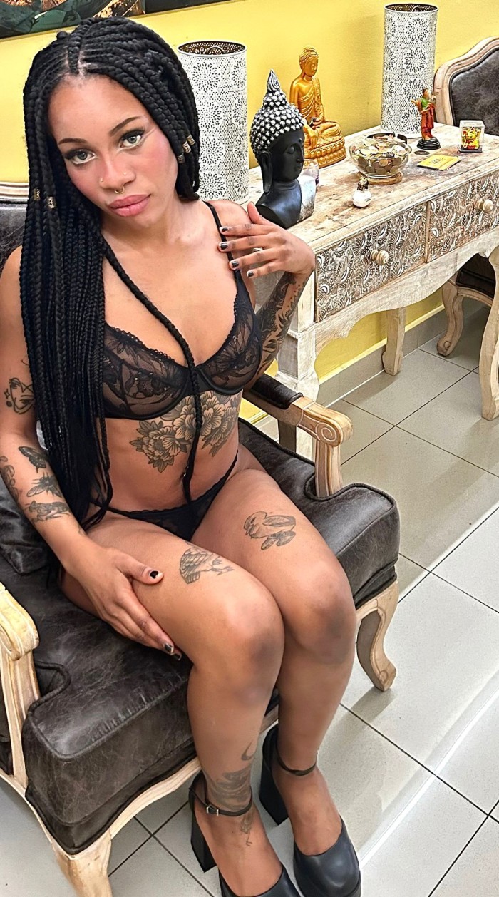 Misteriosa y muy sensual morena en Marbella