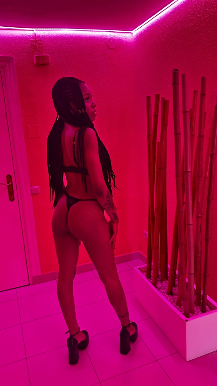 Misteriosa y muy sensual morena en Marbella