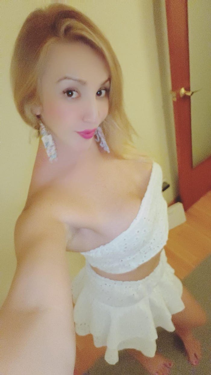 Joven trans súper femenina y morbosa LA MEJOR!