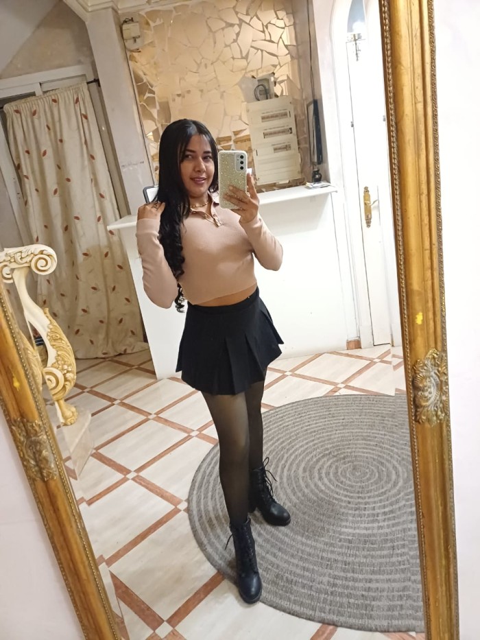 Fiestera, Cariñosa, Complaciente nueva en la isla