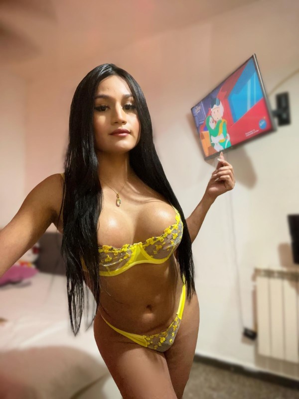 GUAPA MORENA MUY FEMENINA FIESTERA