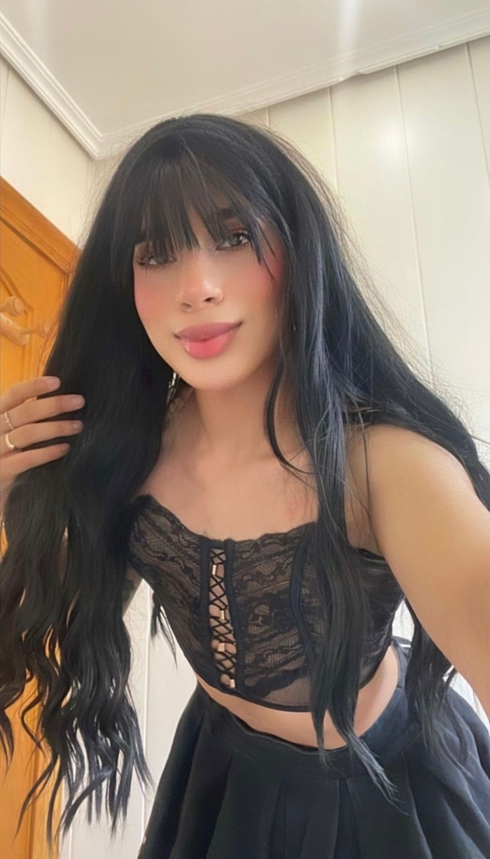 DULCE Y CARIÑOSA LATINA CON UN HERMOSO CUERPO