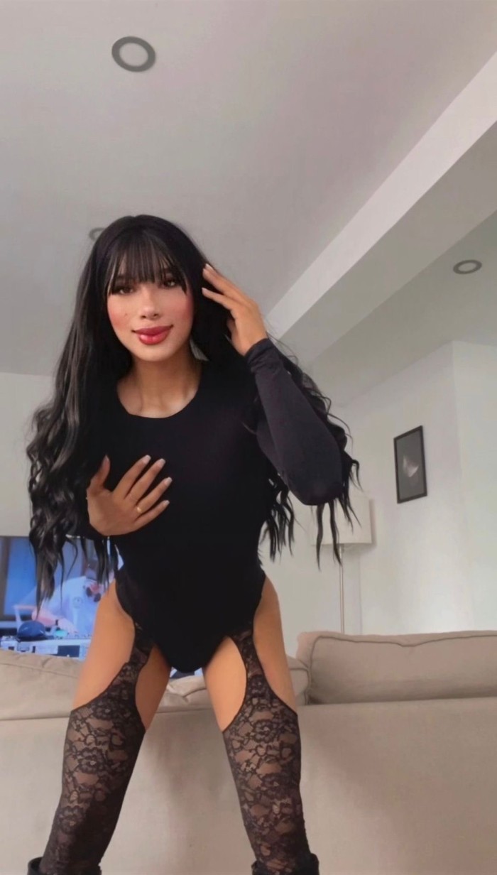 DULCE Y CARIÑOSA LATINA CON UN HERMOSO CUERPO