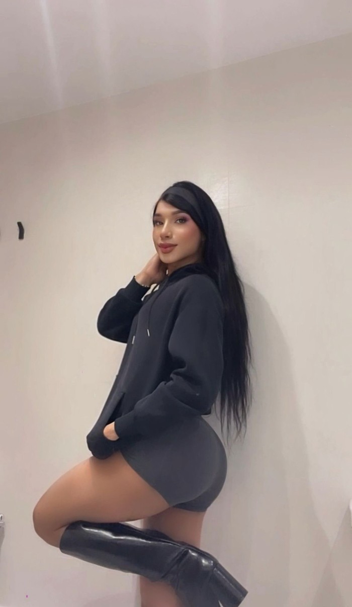 DULCE Y CARIÑOSA LATINA CON UN HERMOSO CUERPO