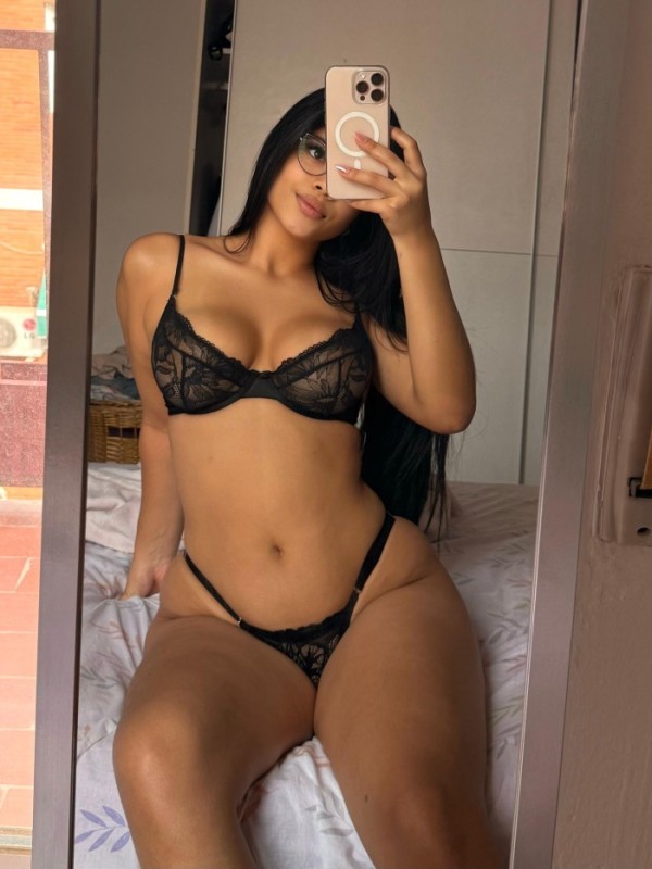 SARA LATINA CARIÑOSA Y MUY CACHONDA