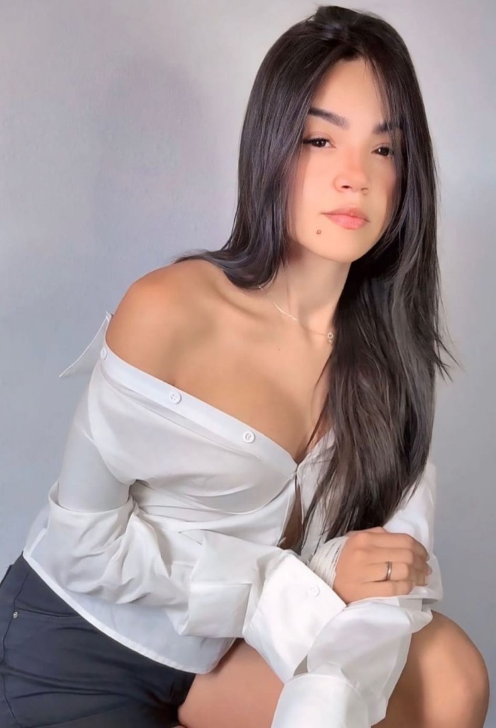 JOVENCITA REAL TAL CUAL DELGADITA DE 1,60 BESOS AMES O MILLADOIRO