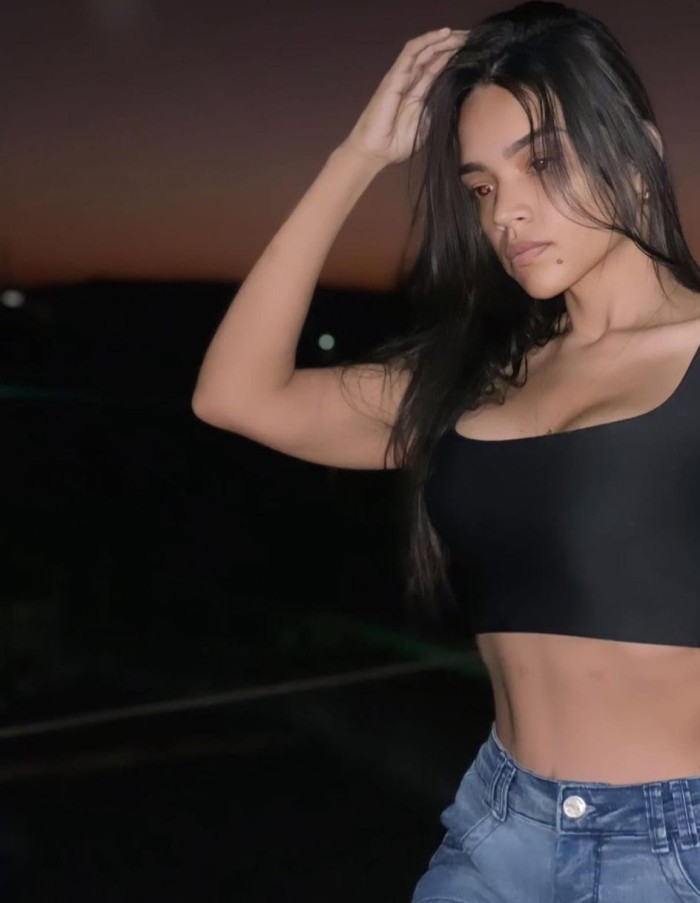 JOVENCITA REAL TAL CUAL DELGADITA DE 1,60 BESOS AMES O MILLADOIRO