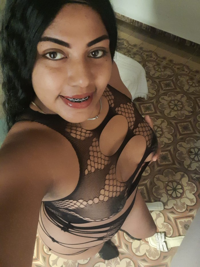 MORENA DIVINA EN NULES PARA EL PLACER Y LA FIESTA