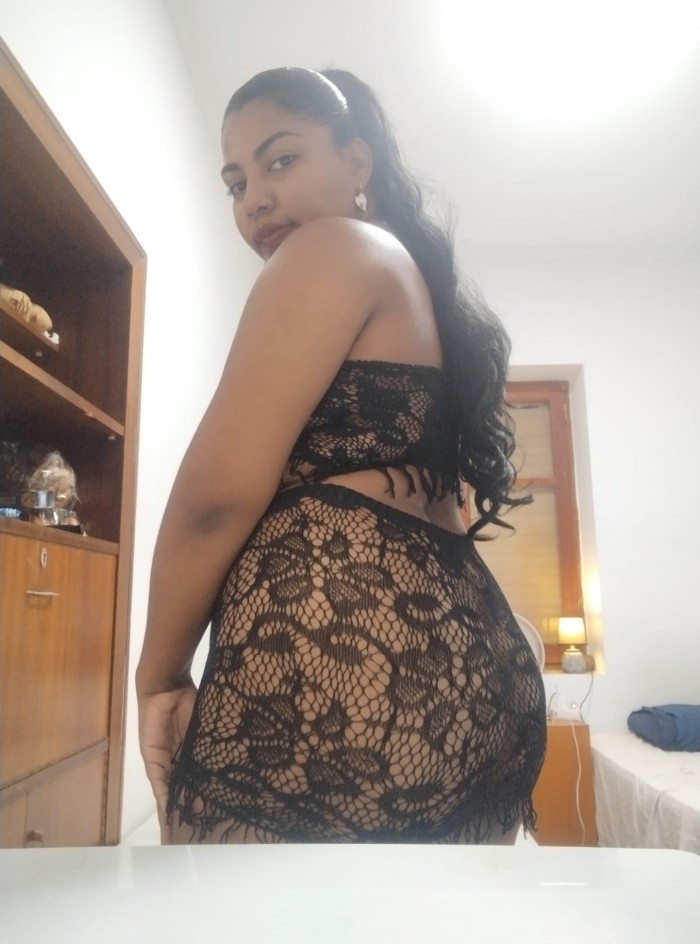 MORENA DIVINA EN NULES PARA EL PLACER Y LA FIESTA