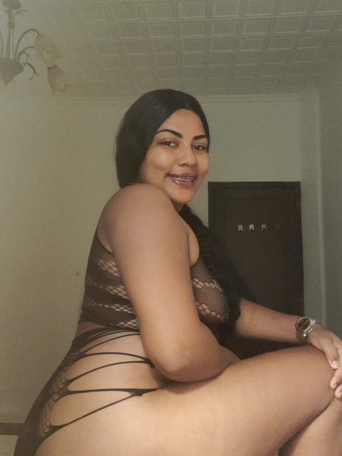 MORENA DIVINA EN NULES PARA EL PLACER Y LA FIESTA