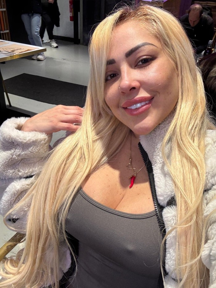 CLOE RUBIA FOGOSA QUIERO DARTE MUCHO PLACER