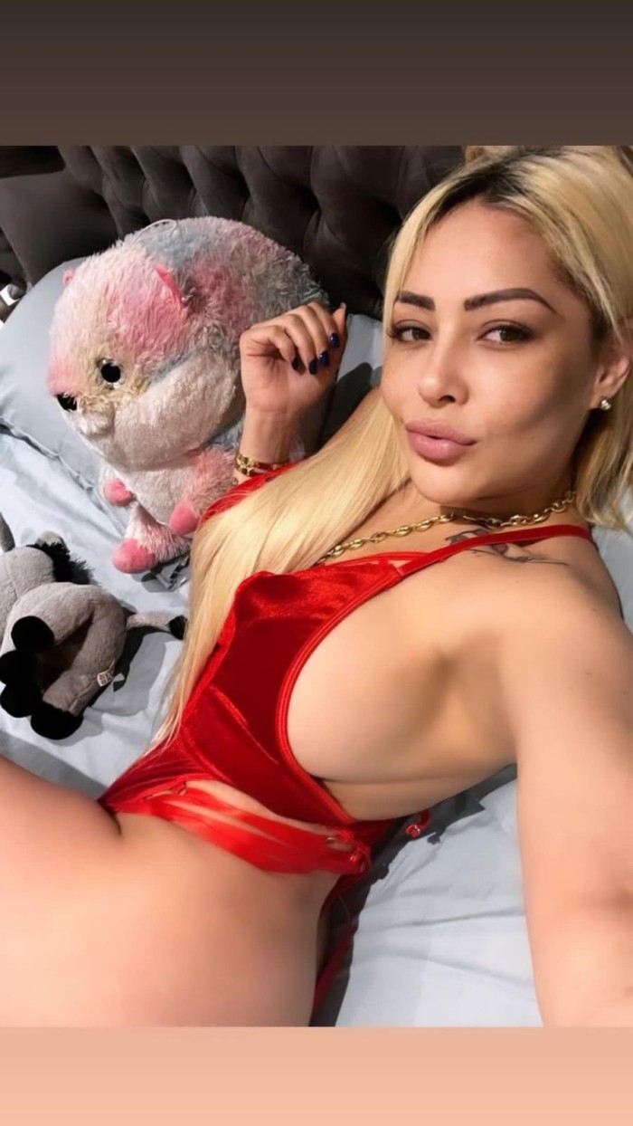 CLOE RUBIA FOGOSA QUIERO DARTE MUCHO PLACER