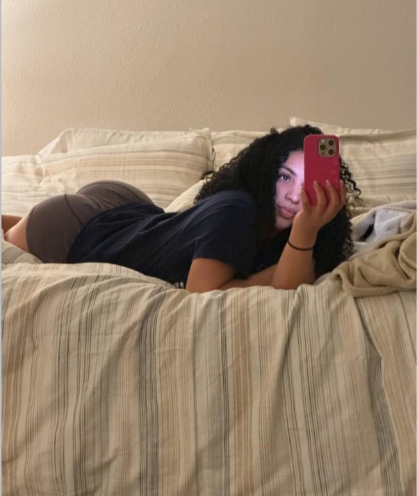 Kinberlin joven atrevida juguetona complaciente sin tabú