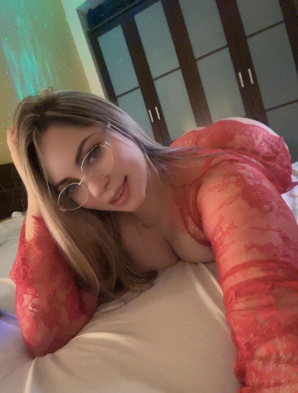 Alondra jovencita jueguetona viciosa fiestera a tope