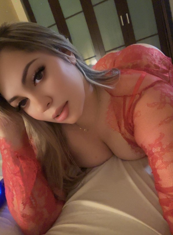 Alondra jovencita jueguetona viciosa fiestera a tope