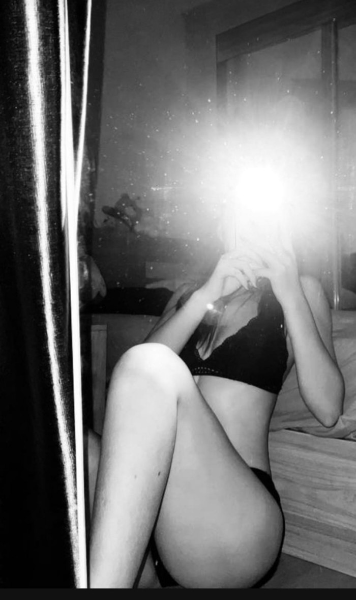 Karen chica delgada latina natural