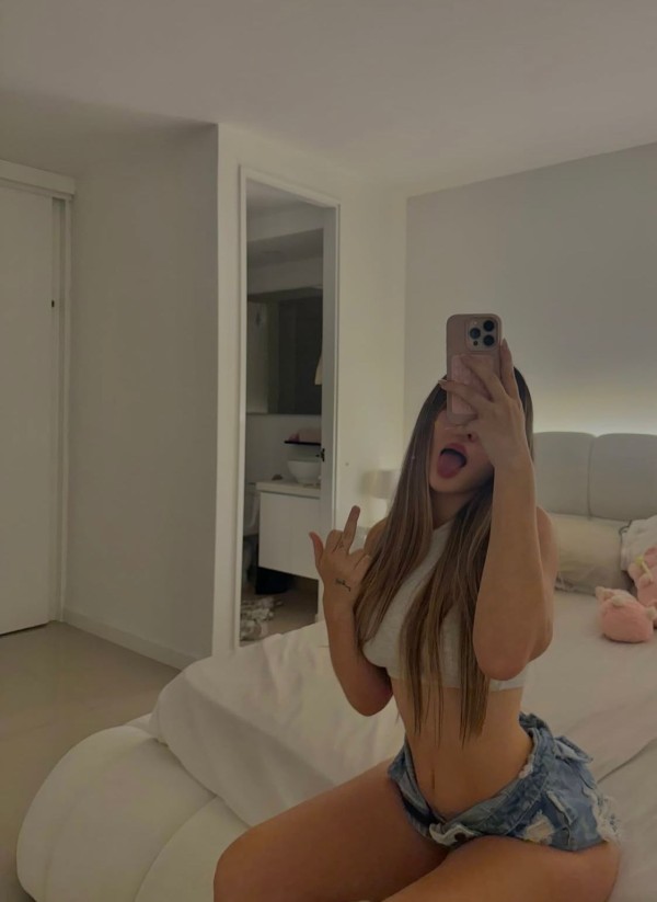 Rubia con curvas finas reales ardiente novedad unos DIA