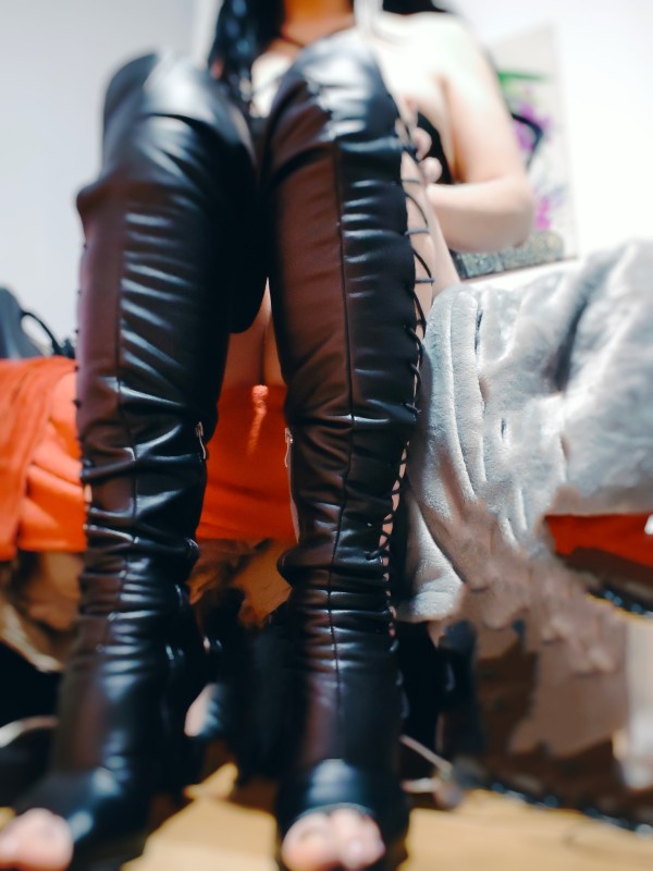 Sonia TS, Morenaza femenina elegante muy simpática