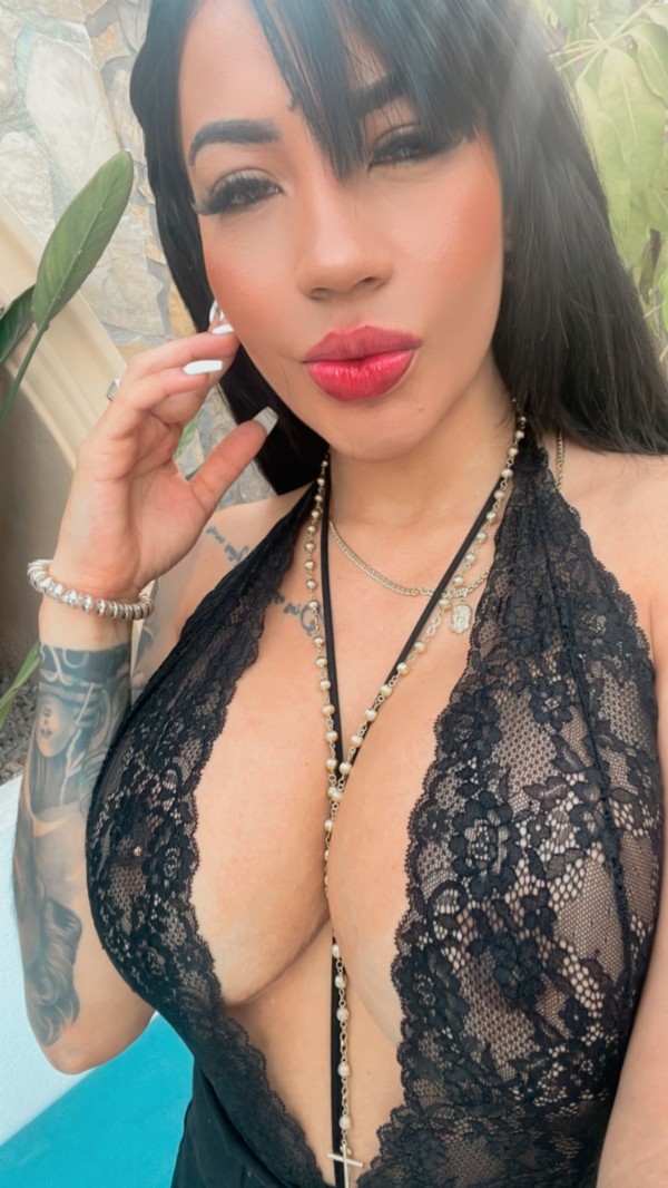 Extrovertida y complaciente