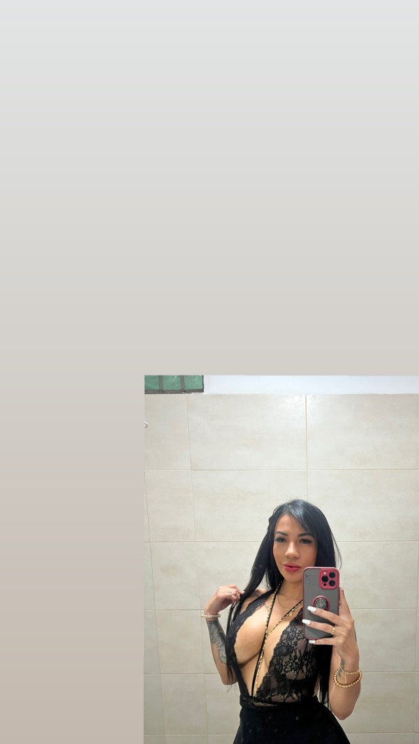 Extrovertida y complaciente