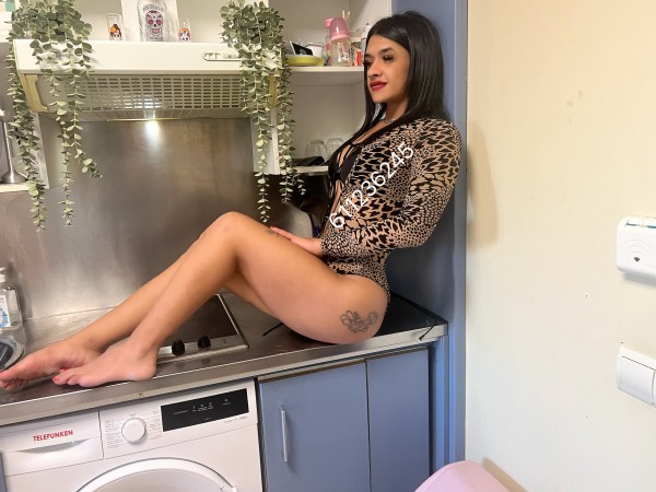 Trans chica delgada para cumplir tus fantasías limpia y particular