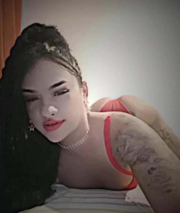 Trans chica delgada para cumplir tus fantasías limpia y particular