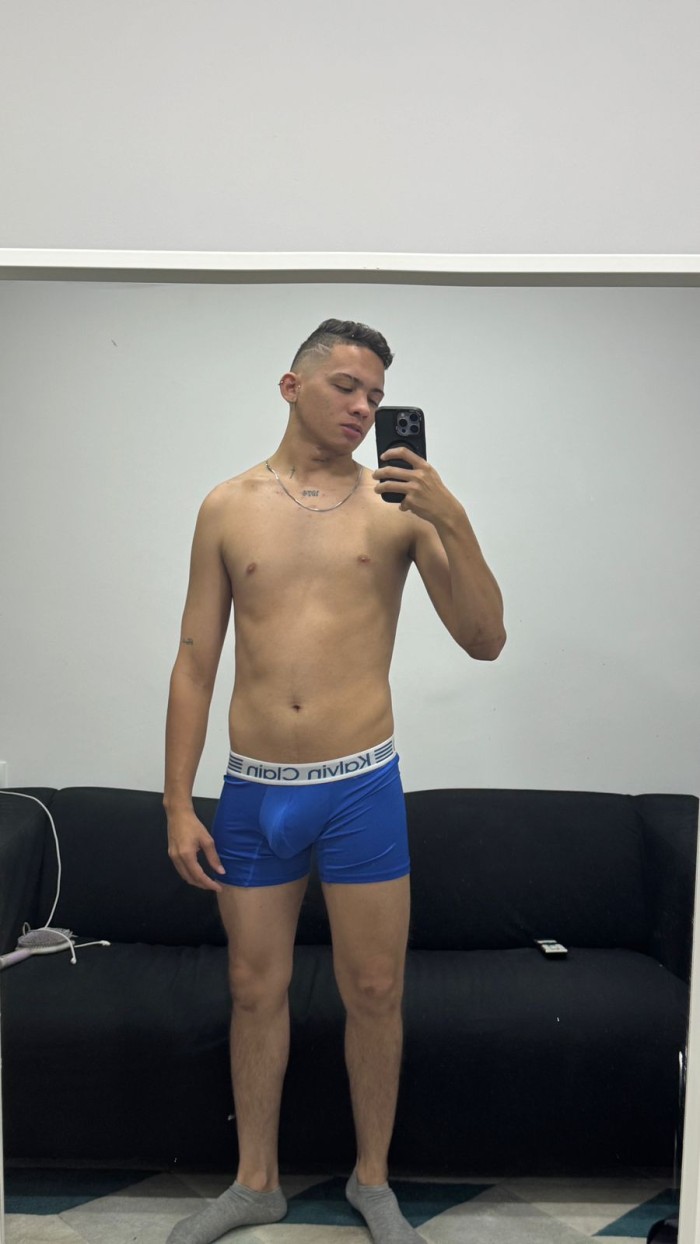 JOVEN VARONIL DISPUESTO AL PLACER COMPLACIENTE