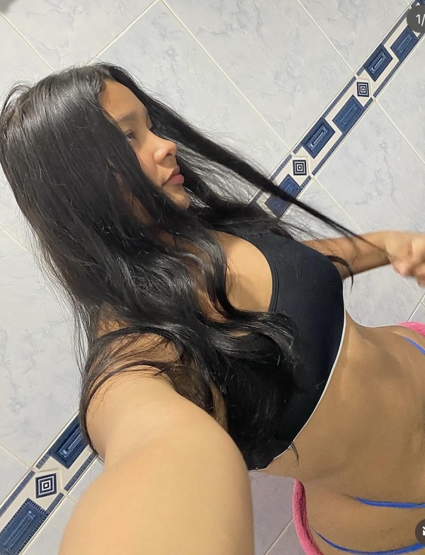 Me pongo putisima mamando una buena polla