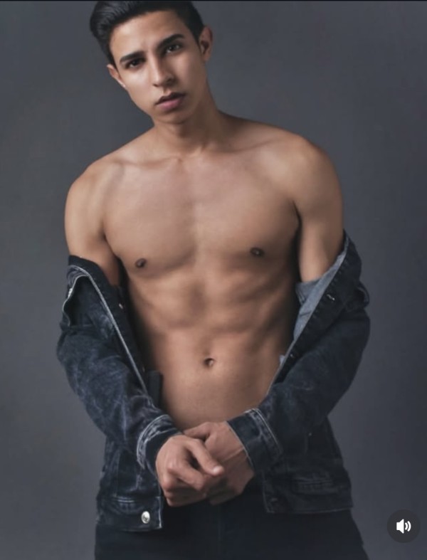 Venezolano24años, Mateo jovencito de cuerpo y mirada sexy; masaje a chicos