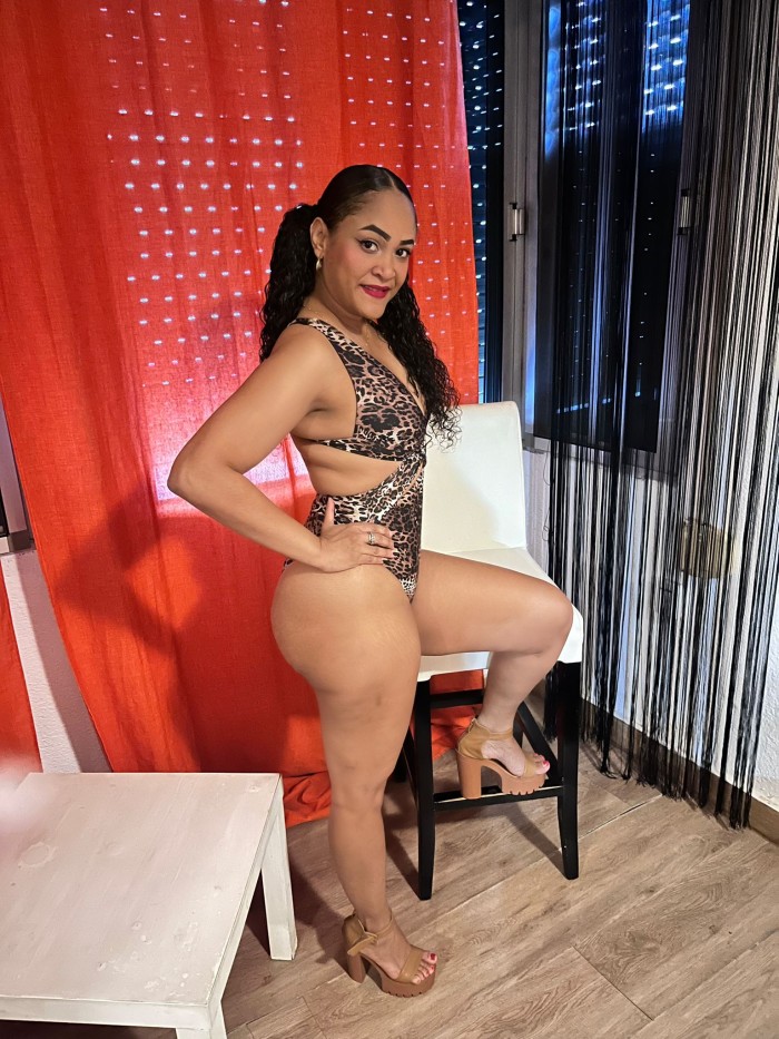 LUJURIOSA LATINA EN BUSCA DE SEXO Y FIESTA 24/7