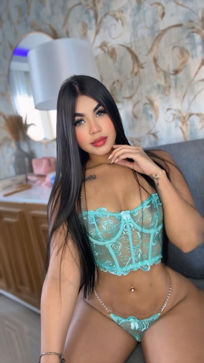 esperándote en la cama desnuda y con muchas ganas