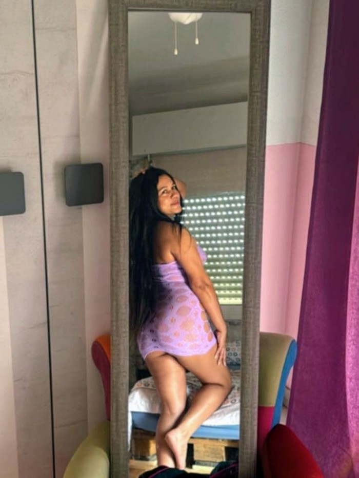 Morena encantadora muy juguetona ven y disfrutemos