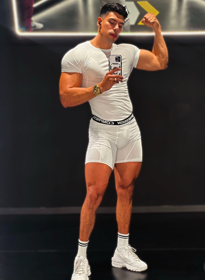 LATINO POLLON LECHERO CUMPLE TUS MORBOS