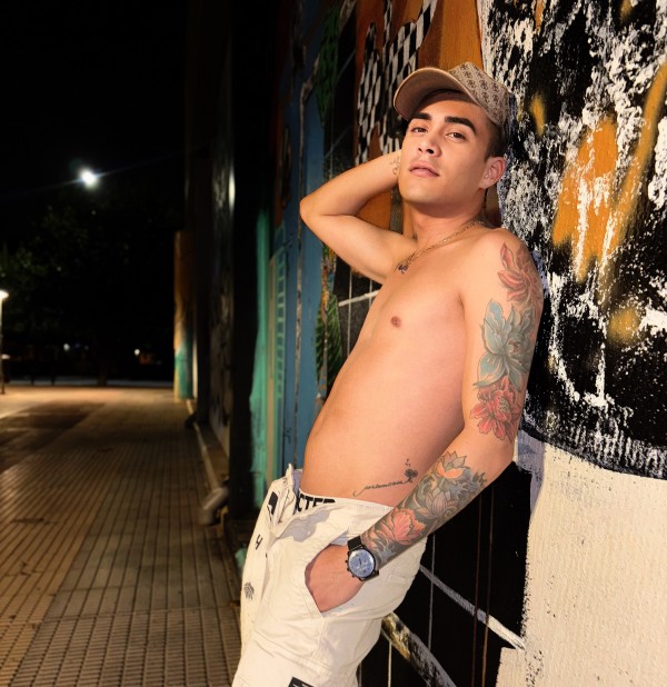 Alex chico latino tatuado.