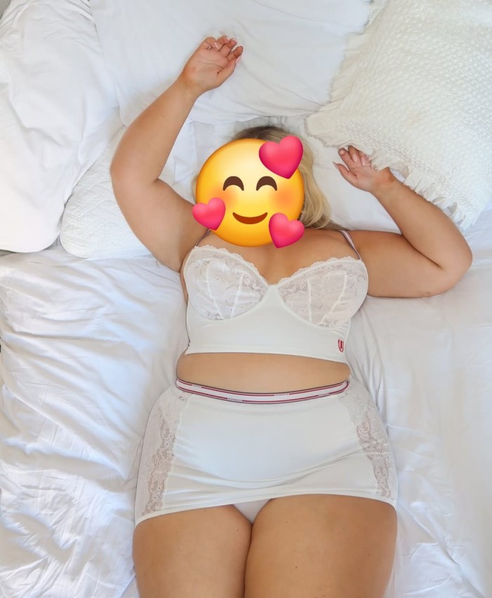 TU RUBIA PRECIOSA MUÑEQUITA CURVIS CULONA TETONA