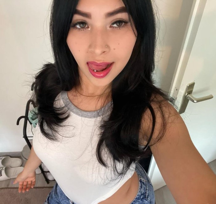 EN LEON BOMBA DE SEXO ENCANTADORA COMPLACIENTE