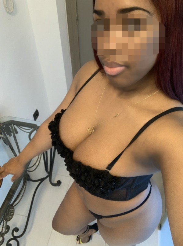 NOVEDAD  EN  TERRASA MULATA PELI ROJA EN LENCERÍA FINA