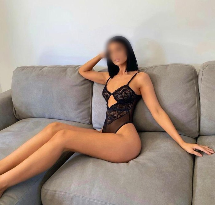 LATINA GUARRILLA MUY COMPLACIENTE