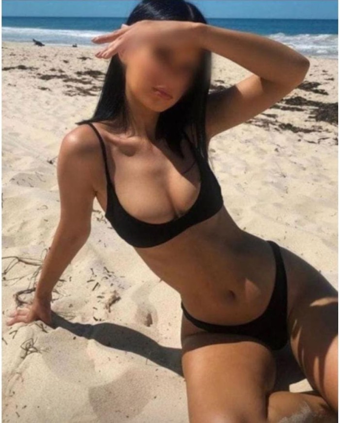 LATINA GUARRILLA MUY COMPLACIENTE