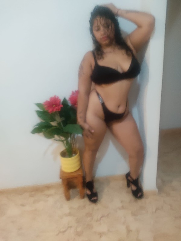 Catalina colombiana de 20 añitos un volcán en erupció