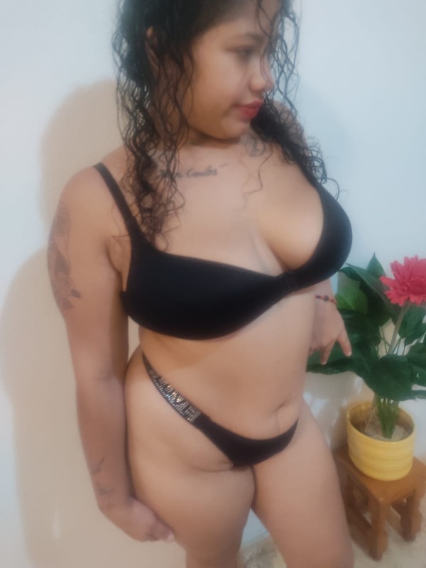 Catalina colombiana de 20 añitos un volcán en erupció