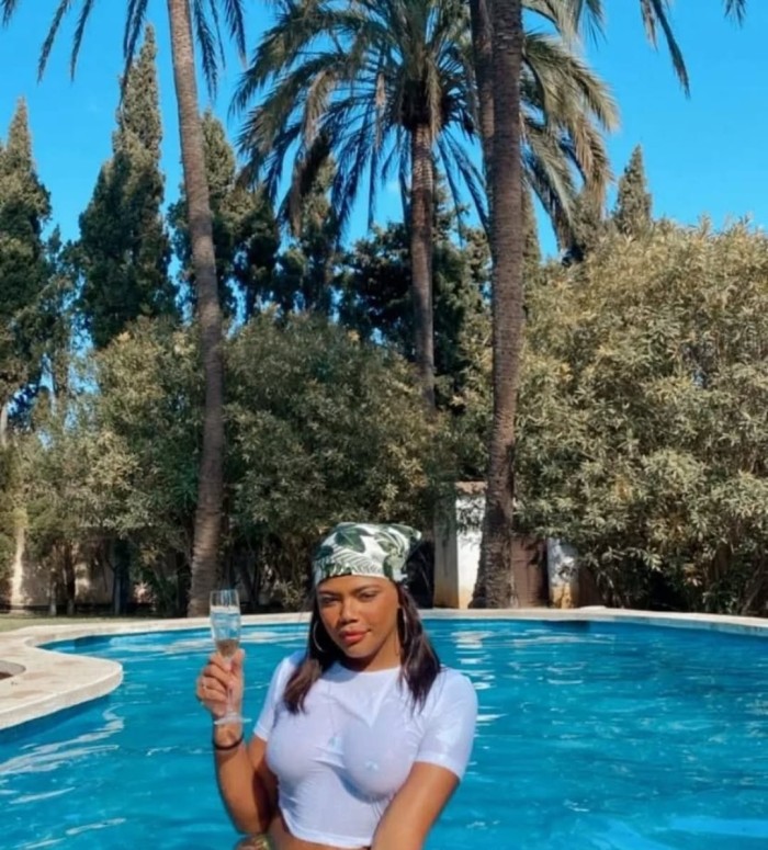 UNA ELEGANTE Y COMPLACIENTE DAMA DE COMPAÑIA